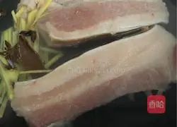 Illustration of how to make pork with pickled vegetables 1