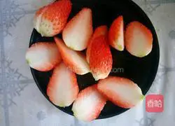 Illustration of how to make cream strawberry cake 19
