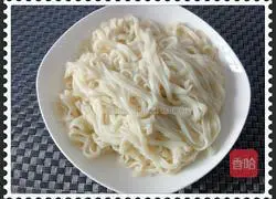 Illustration of how to make braised noodles with diced mushrooms and pork 2