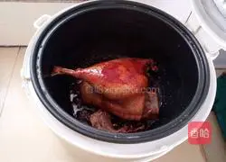 Illustration of how to make three cups of duck in rice cooker 8