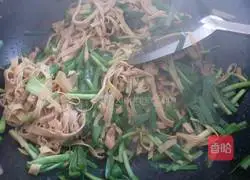 Illustration of how to make stir-fried shredded pork with leek, tofu skin and leeks 5