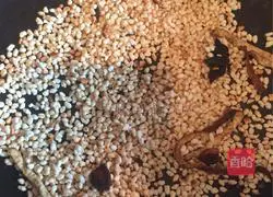 Illustration of how to make steamed pork with pumpkin rice flour 5