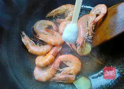 Illustration of how to fry shrimps in oil 8