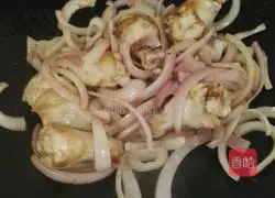 Illustration of braised chicken wings with onions 5