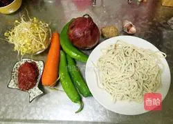 Illustration of how to make Xinjiang fried noodles 1