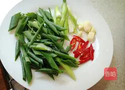 Illustration of braised chicken with mushrooms and oyster sauce 3