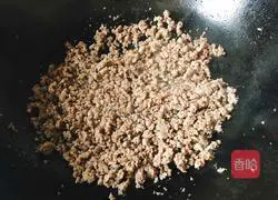 Illustration of how to wrap meat with lettuce 6