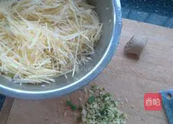 Illustration of how to make fried potato shredded pancakes 1