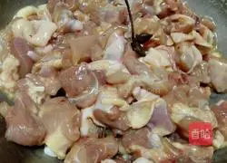 Illustration of how to make stir-fried spicy chicken 2