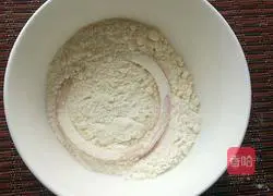 Illustration of how to make fried onion rings 3