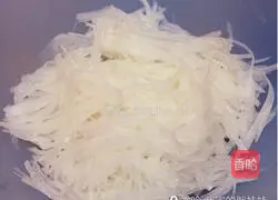 Illustration of how to make shredded tuna and radish salad 1