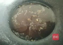 Illustration of how to stuff pork with braised oil and gluten 10