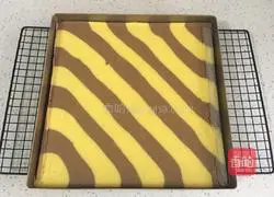 Illustration of how to make two-color cake rolls 16