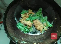 Illustration of how to make fried rice noodles with eggs, lettuce and rice noodles 7