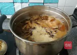 Illustration of how to make braised noodles with shredded mushrooms and chicken 9