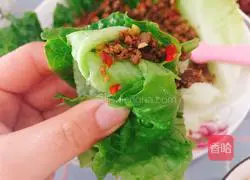Illustration of how to wrap meat with lettuce 12