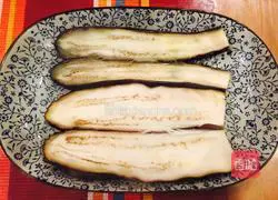 Illustration of how to steam whole eggplant with folded ear root 6