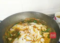 Illustration of how to make homemade small pot rice noodles 7