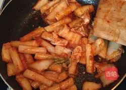 Illustration of how to make fried rice cakes with kimchi 7