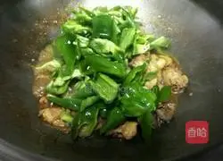 Illustration of how to make green pepper chicken 7