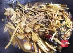 Illustration of how to cook shredded eel with wild rice 11