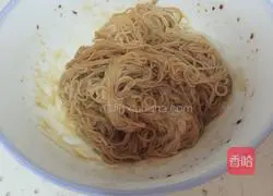 Illustration of how to make fried rice noodles with three shredded shrimps 2