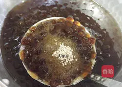 Illustration of how to make pearl milk tea 3