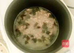 Illustration of how to make Hong Kong-style preserved egg and lean meat porridge 5