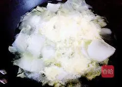 Illustration of how to make cabbage and egg soup 4