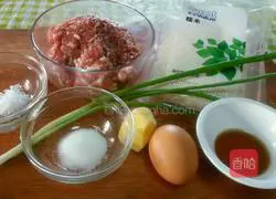 Illustration of how to make pearl meatballs 1