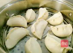 Illustration of how to make steamed dumplings with oily mutton 10