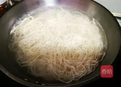 Illustration of how to make braised noodles with pork and green pepper 10