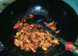 Illustration of how to make barbecued mushroom-flavored stir-fried pork 6