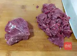 Illustration of how to make fried beef with onions 1