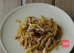 Illustration of how to make stir-fried meat with kimchi 6