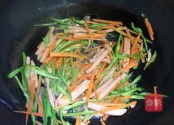 Illustration of how to make curry fried udon noodles 3