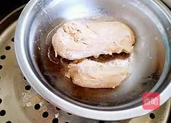 Illustration of how to mix shredded chicken 8