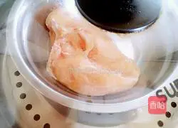 Illustration of how to mix shredded chicken 7