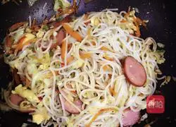 Illustration of how to make fried rice noodles with cabbage 10