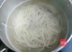 Illustration of making braised yellow mushroom noodles 19