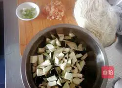 Illustration of how to make braised noodles with chicken and eggplant 1