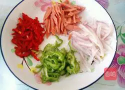 Illustration of making homemade pizza with electric baking pan 5