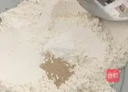 Illustration of how to make golden corn cake 4