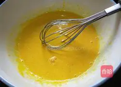 Illustration of how to make meat floss cake rolls 3