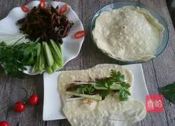 Illustration of how to make shredded pork burritos with Beijing sauce 7