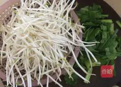 Illustration of how to make fried rice noodles with three shredded eggs 3