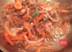 Illustration of how to make black pepper beef fillet fried pasta 4