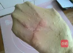 Illustration of how to make whole wheat brown sugar and red dates European buns 4