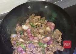 Illustration of how to make fried beef with onions 8