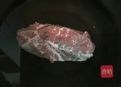 Illustration of making soy beef noodle soup 4